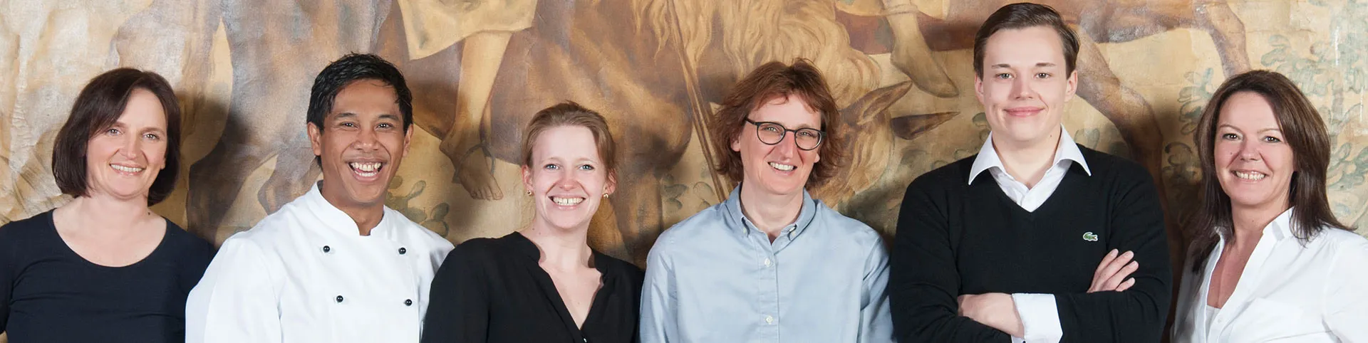 Das Team des Alten Brauhauses vor einem Wandgemälde